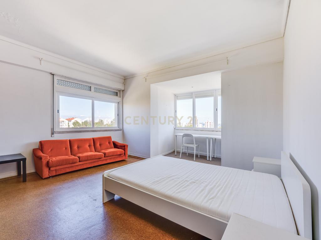  Apartamento T4 para Remodelação no Coração dos Olivais, com Vista Fantástica - Image 27