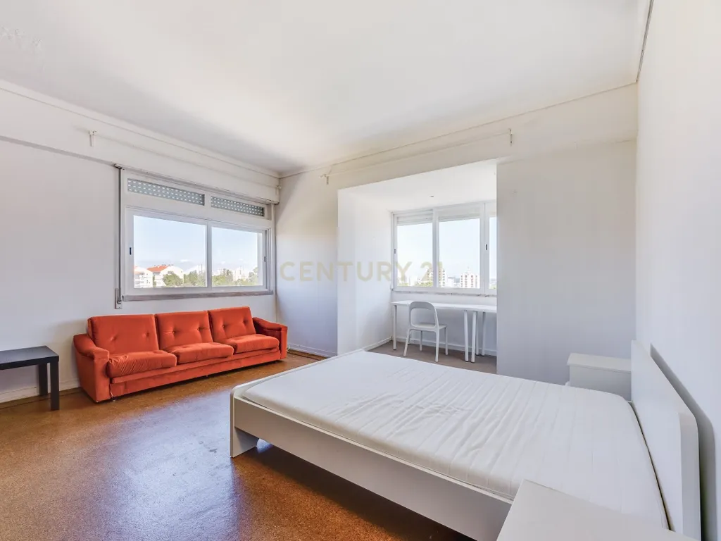 Apartamento T4 para Remodelação no Coração dos Olivais, com Vista Fantástica - Image 27