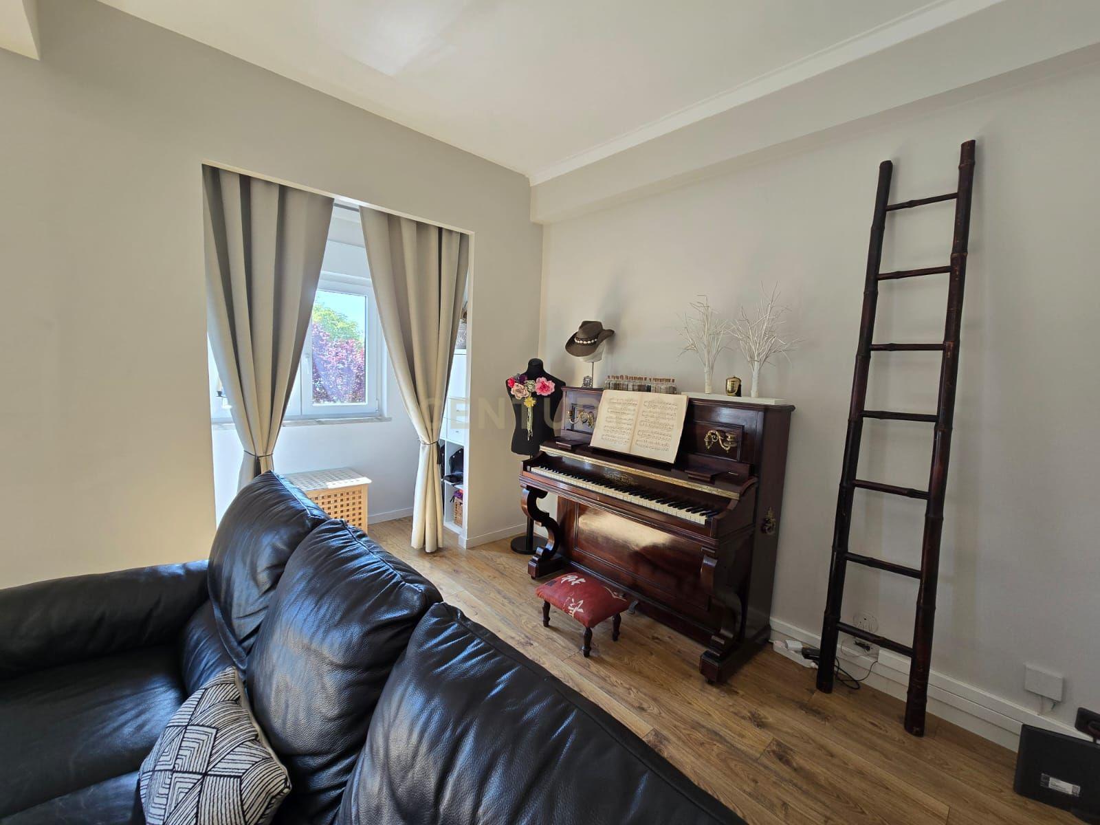 Apartamento T3 Transformado em T2 com Acabamentos de Luxo no Centro do Laranjeiro - Image 6