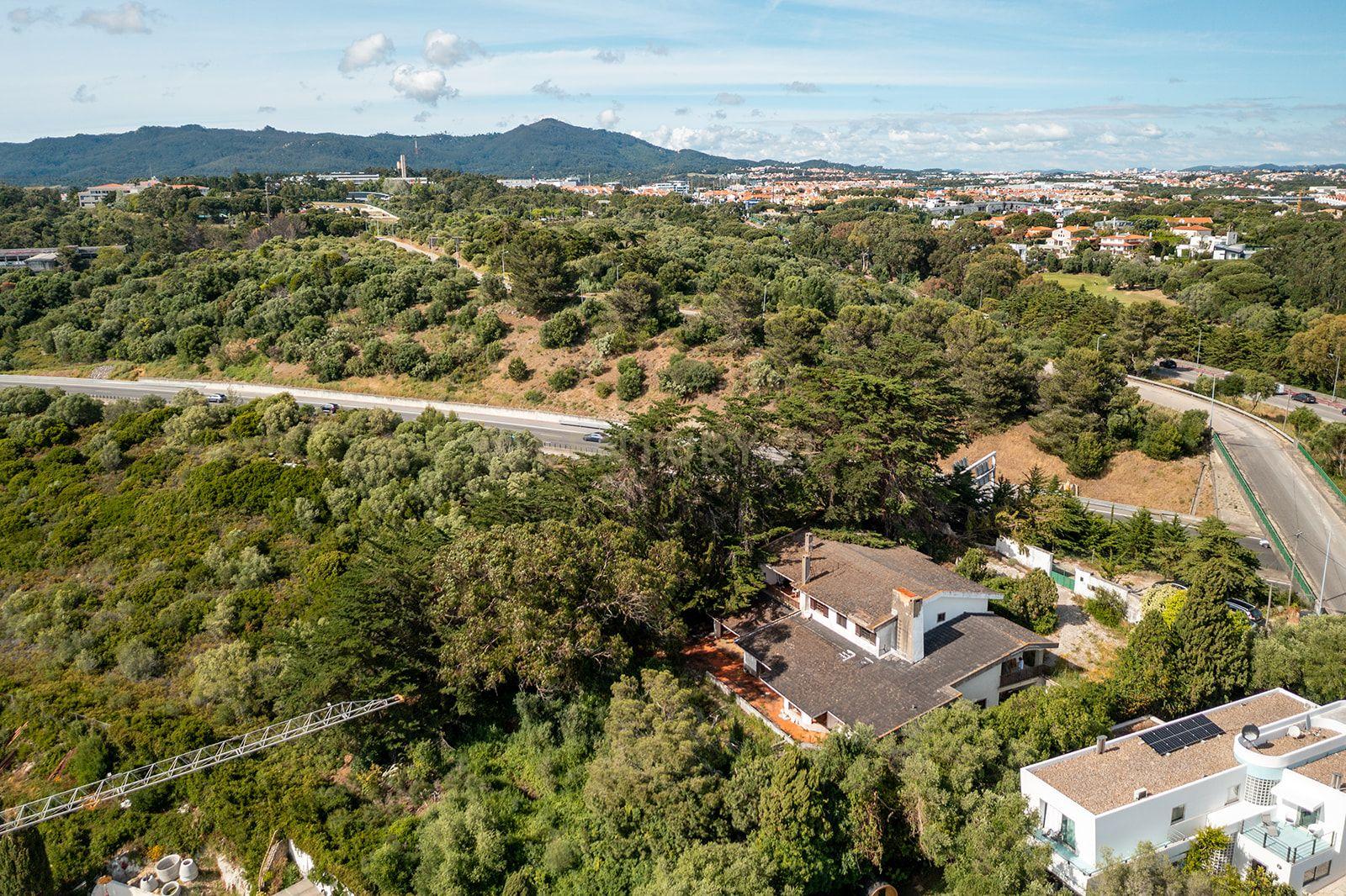 Fotografia 3 de Moradia para Reabilitação Total, com 540 m² de Área Bruta de Construção, em Lote Urbano de 2.350 m² | Alcabideche, Cascais