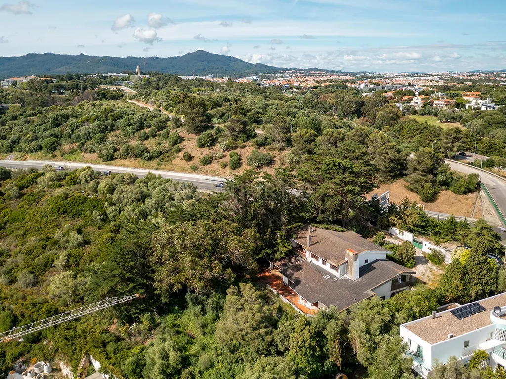 Moradia para Reabilitação Total, com 540 m² de Área Bruta de Construção, em Lote Urbano de 2.350 m² | Alcabideche, Cascais - Image 4