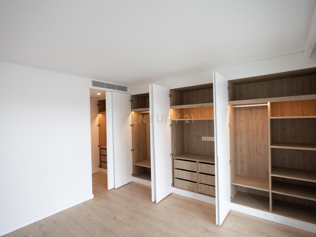 Apartamento T4 duplex com 3 estacionamentos e piscina privativa - Areeiro - Image 3