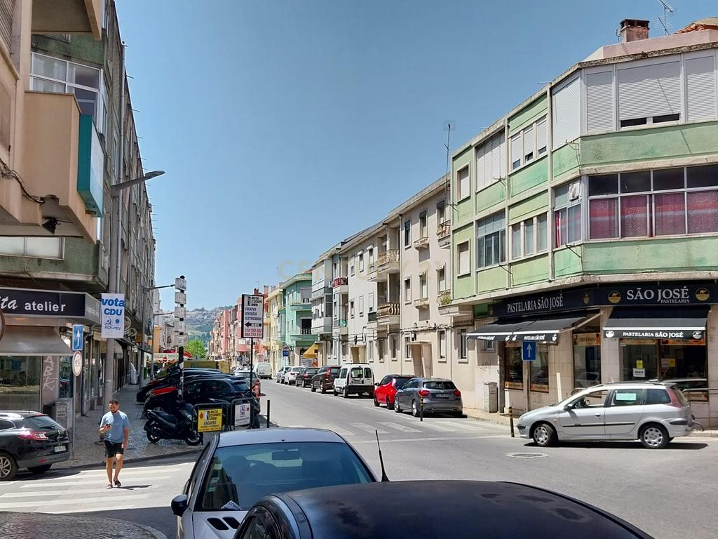 Loja de rua, em excelente localização no centro da Pontinha - Odivelas - Image 1