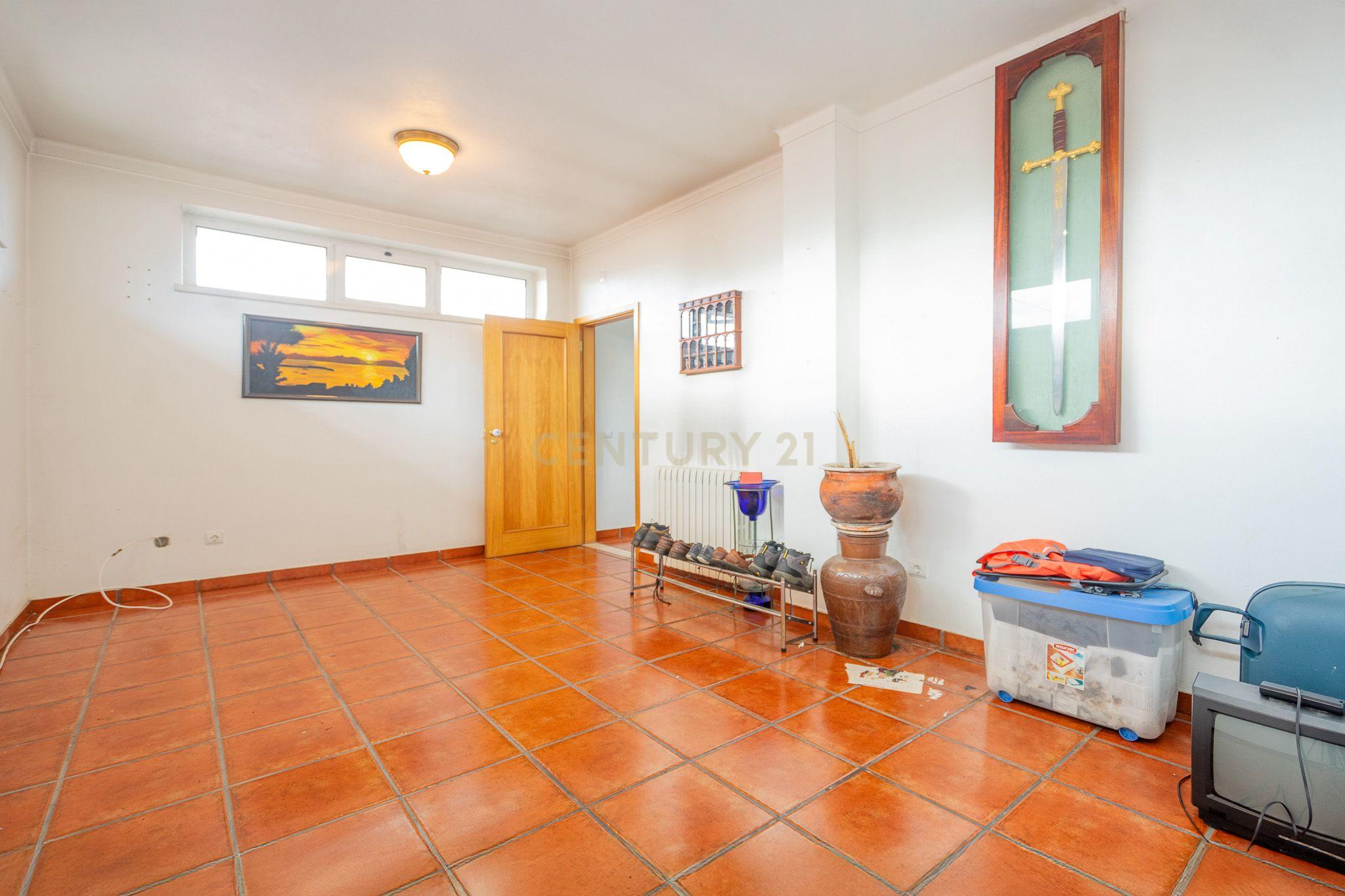 Moradia T5 com varanda coberta,terraço,piscina,jardim,poço,anexo e telheiro numa localização privilegada no centro de Lousã - Image 33