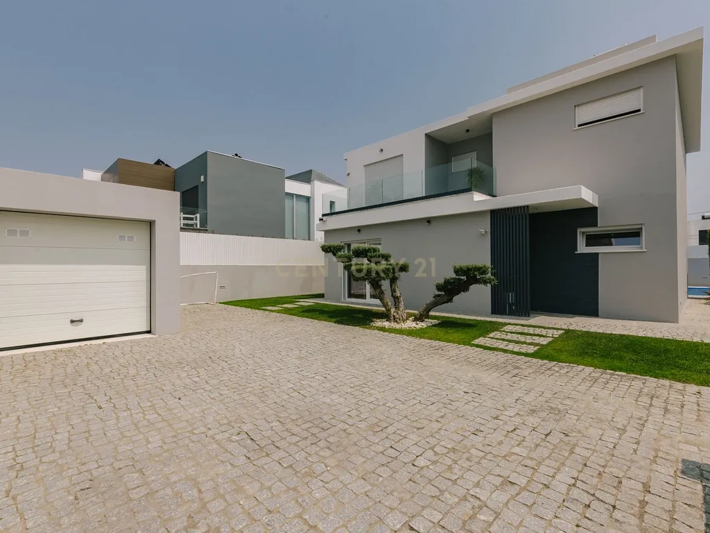Moradia Independente com 5 quartos, com Jardim e Piscina, na Aroeira - Image 49