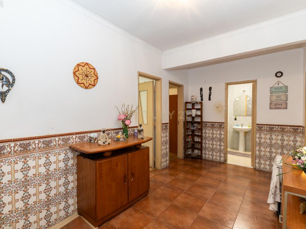 Apartamento T3 no Feijó com logradouro de 261 m2 - Image 6