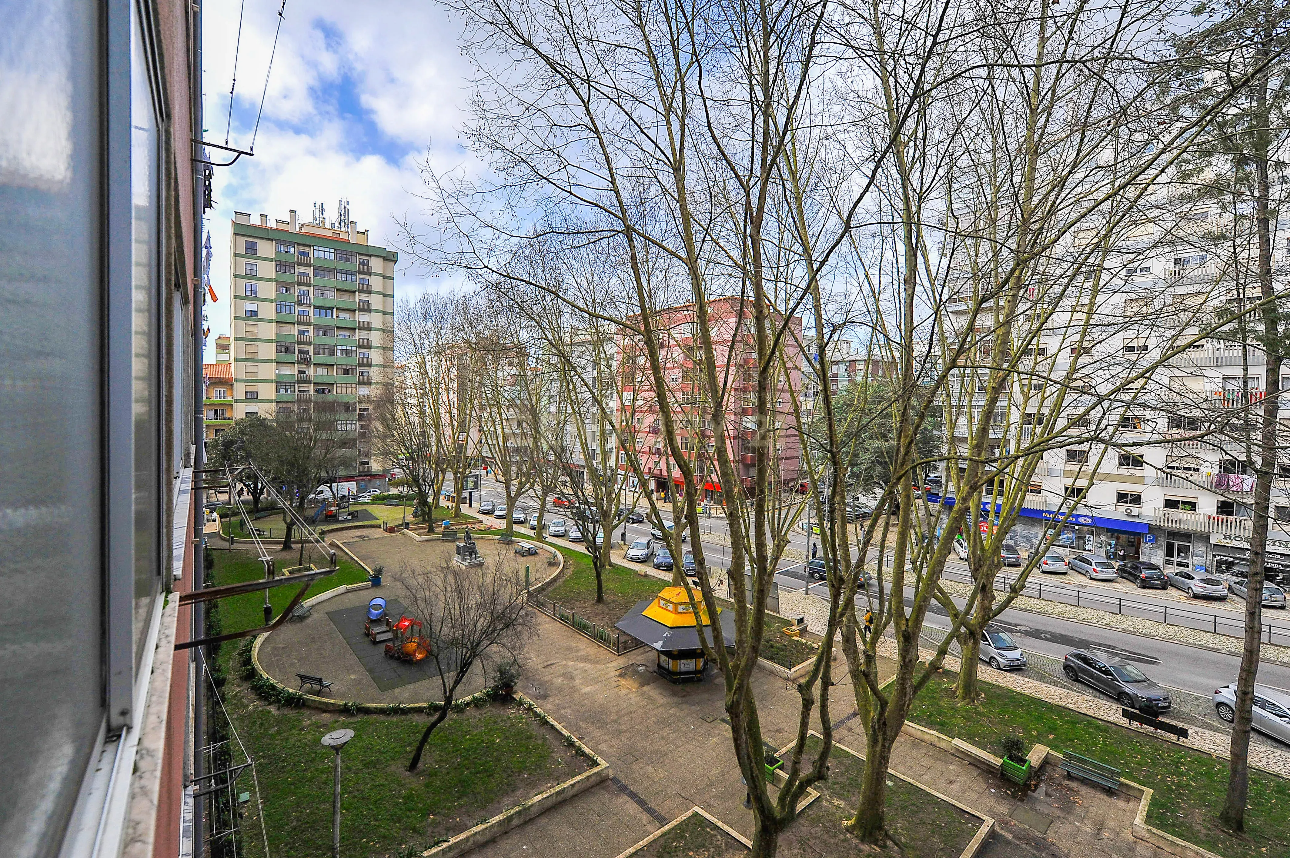 T3 Amplo e Luminoso na Av. dos Bons Amigos – Cacém - Image 1