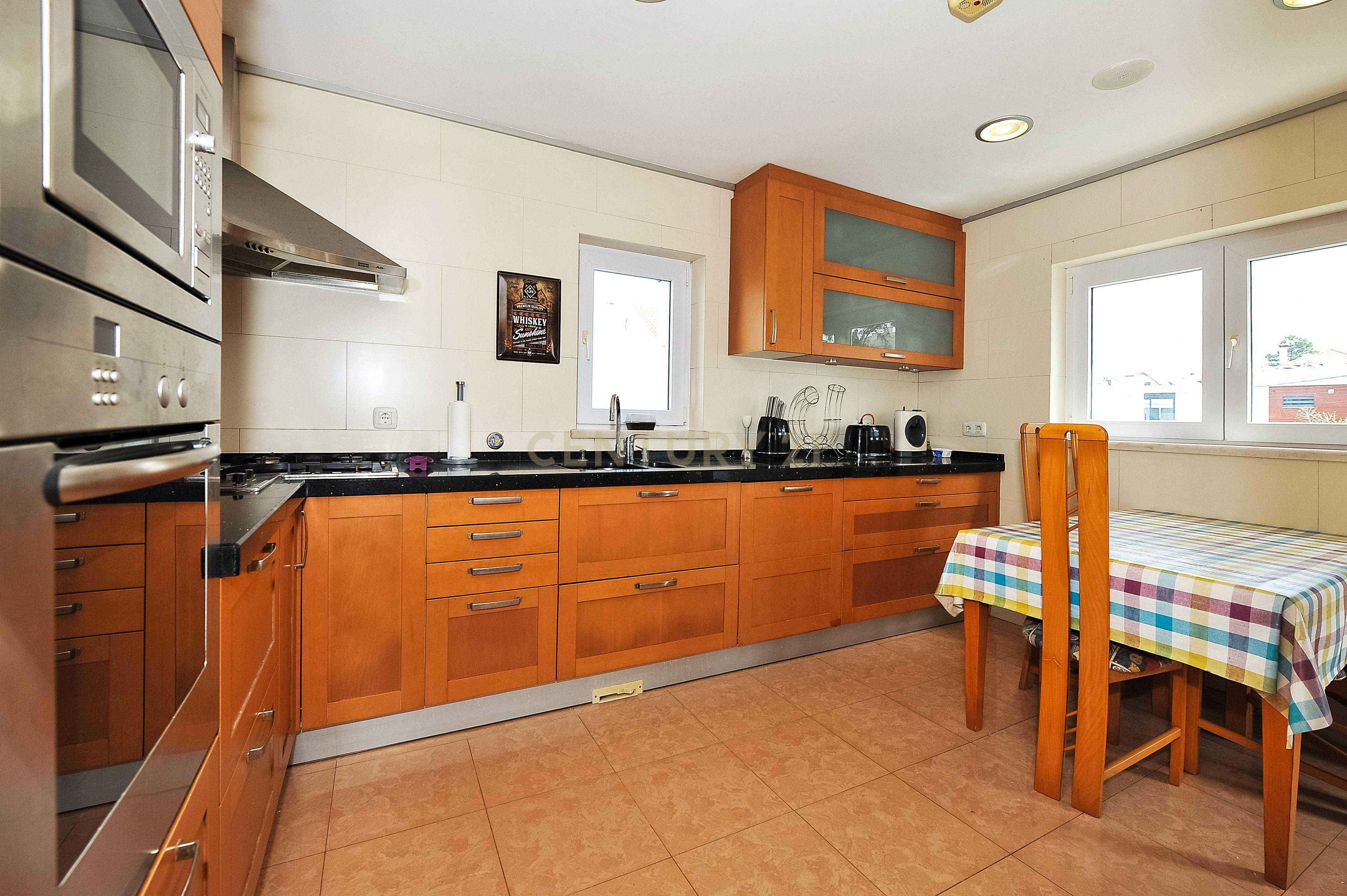 Moradia Isolada T4 Piscina e Cave - Image 16