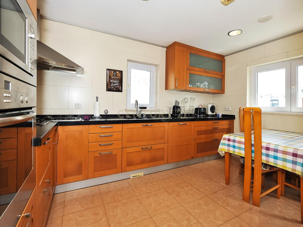Moradia Isolada T4 Piscina e Cave - Image 16