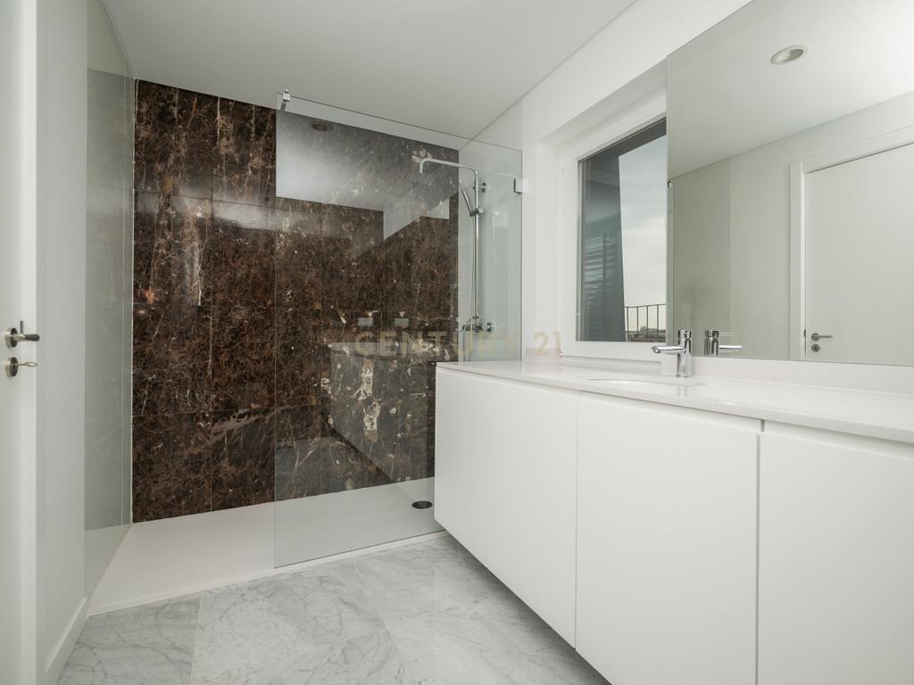Arrenda-se apartamento T2 (111m2) na Estrela, Lisboa - Image 8