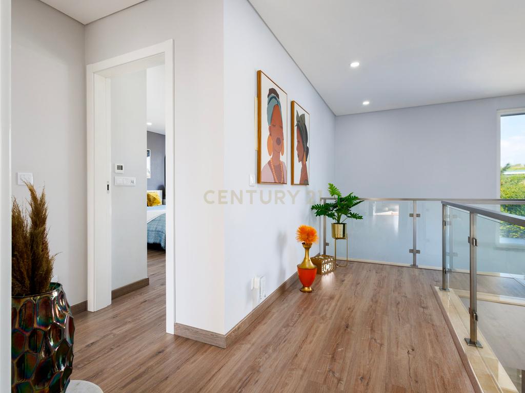 Moradia Moderna com Piscina e Acabamentos de Excelência na Marisol - Image 21