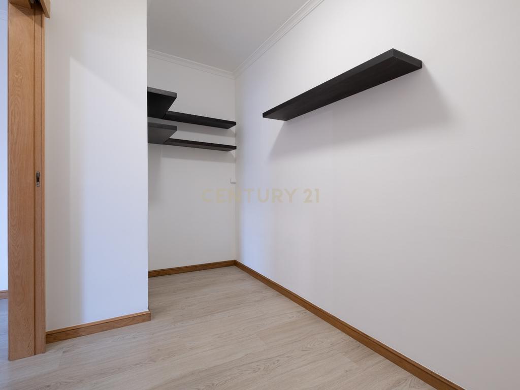 Apartamento T2 para Arrendamento – Centro do Funchal, Ilha da Madeira - Image 4