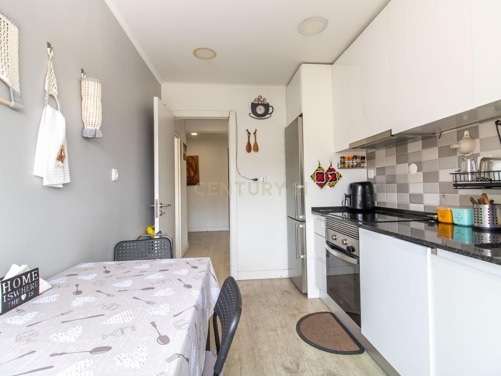 Apartamento T2 , com varanda e arrecadação , perto do metro -  Odivelas - Image 6