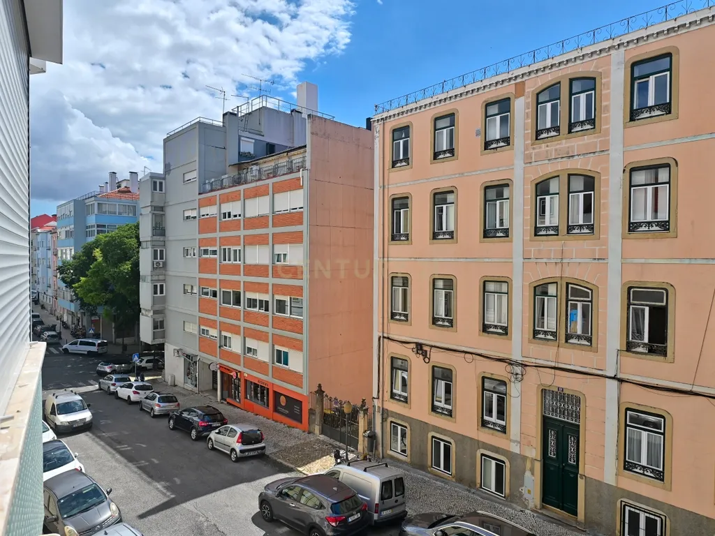 Apartamento T1 para venda na zona de Alcântara a necessitar de obras - Image 19