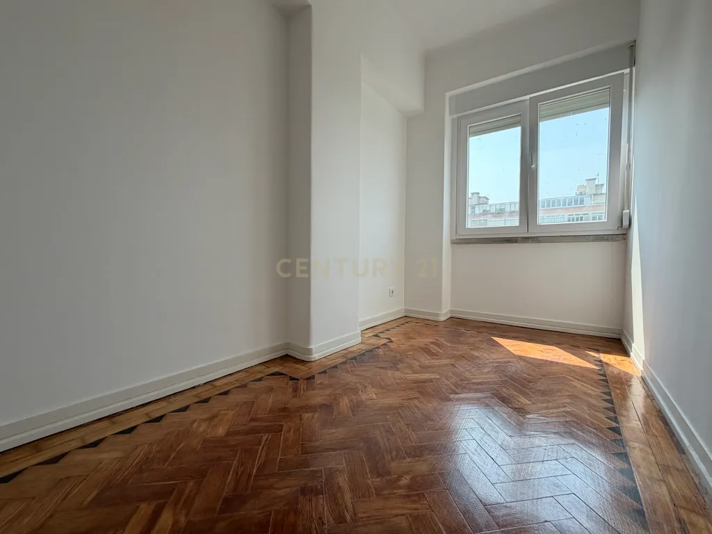 T3+1 Totalmente Remodelado para Arrendamento em Alvalade - Image 18