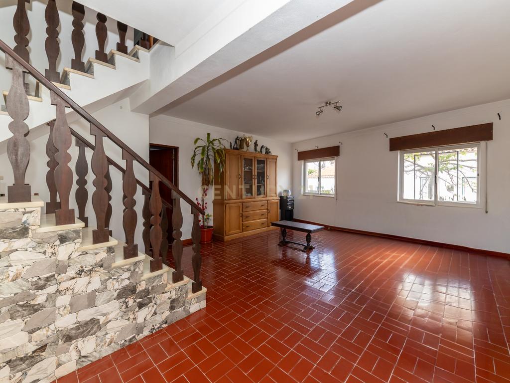 Moradia T3 na Quinta do Anjo com Vista Panorâmica e Garagem - Image 14