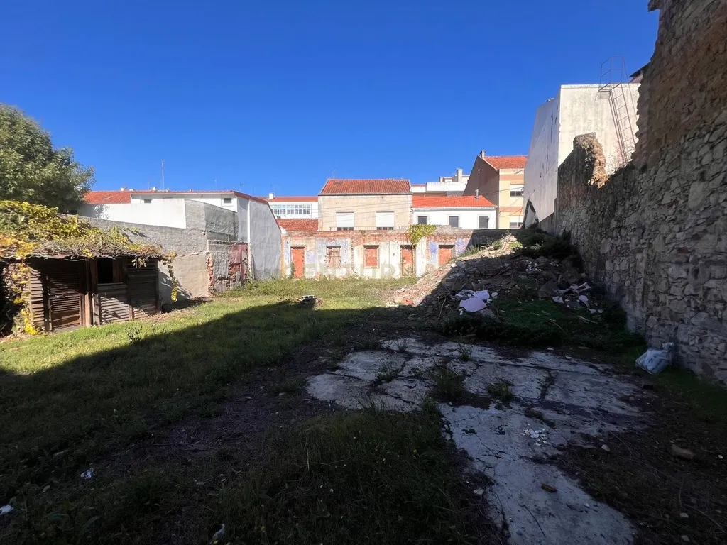Prédio com terreno para construção e 3 Casas com frente para 2 ruas - Image 5