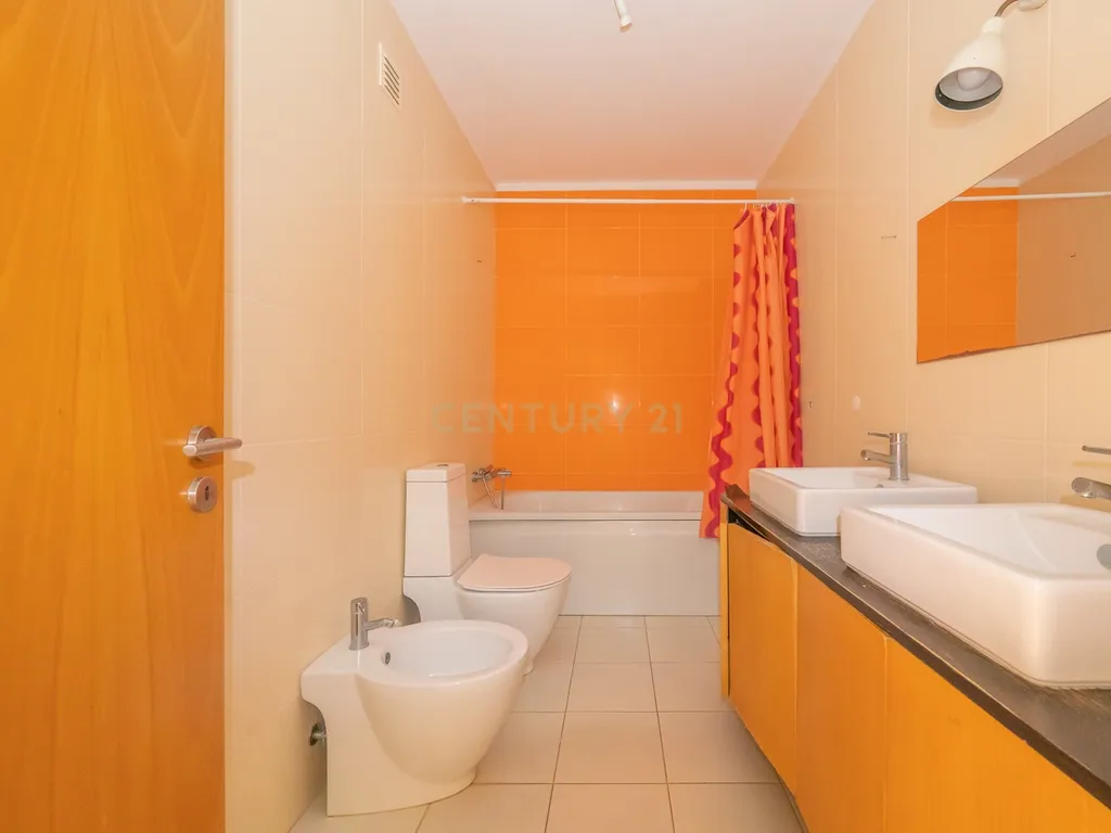 Apartamento T3 com Duas Varandas, Garagem Box e Lugar de estacionamento na Vila Serena, Pinhal Novo - Image 14