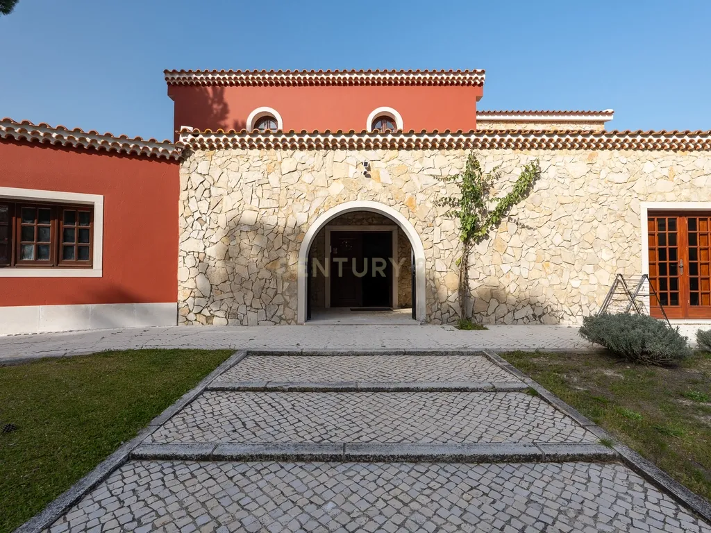 Fabulosa Quinta com lote de terreno de 22.381 m2, onde se encontra inserida uma moradia composta por dois pisos, com uma área bruta de 623 m2, uma área útil de 304 m2 e uma área bruta dependente de 319 m2, localizada em Santo Isidro de Pegões, na zona de Pegões, a pouca distância das belas praias de Setúbal. - Image 5