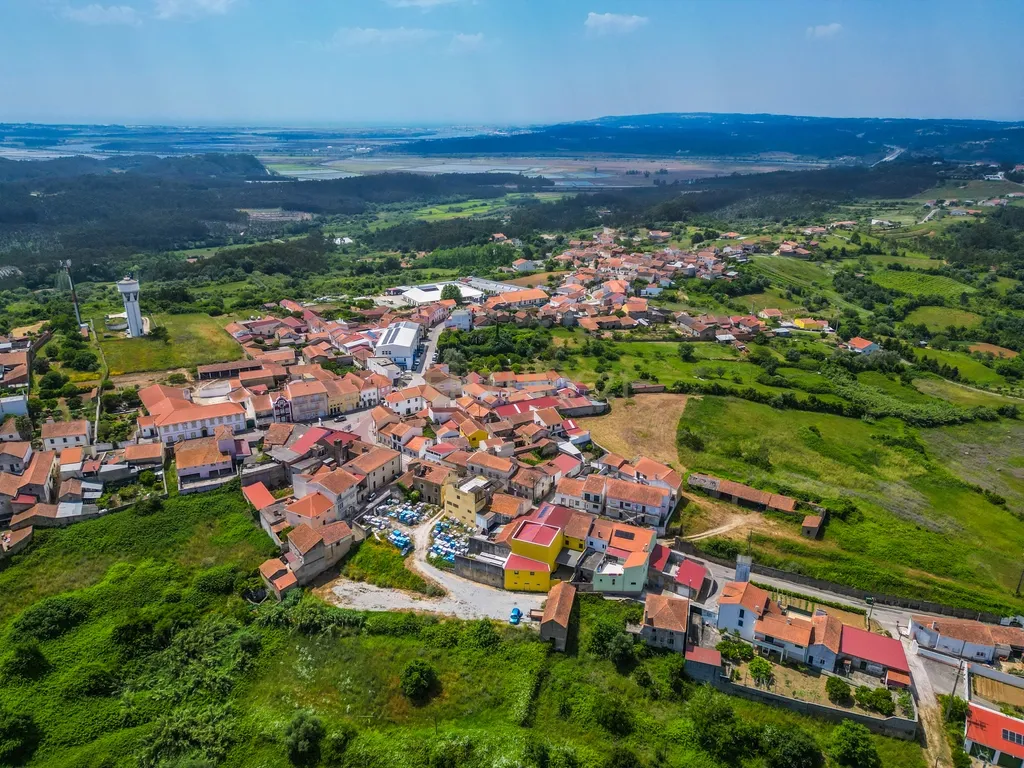 Oportunidade única em Abrunheira! Moradia T3+2 com terraço e vistas panorâmicas - Image 3