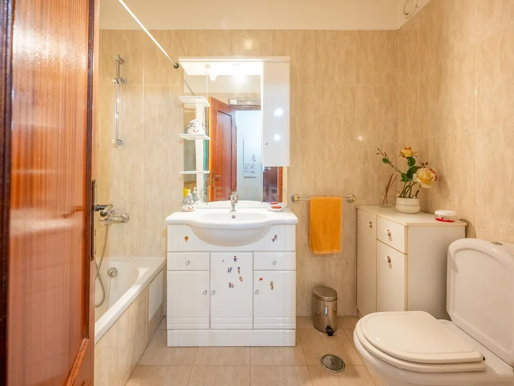 Apartamento T3, com Box de 85 m2 e Arrecadação em Odivelas - Image 16