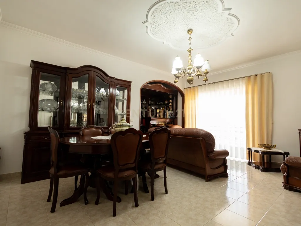 Prédio Misto com Negócio Consolidado e Habitação – Assentiz, Torres Novas - Image 19