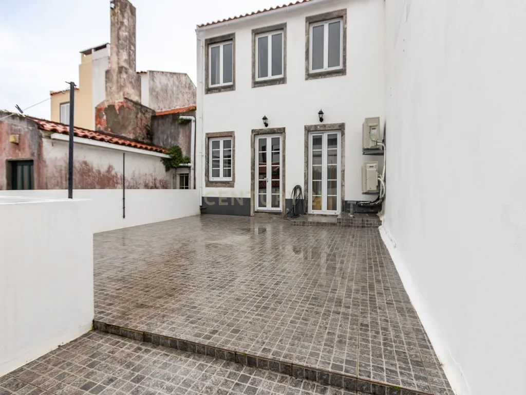 Casa Renovada com Vista para a Cidade em Ponta Delgada - Image 39
