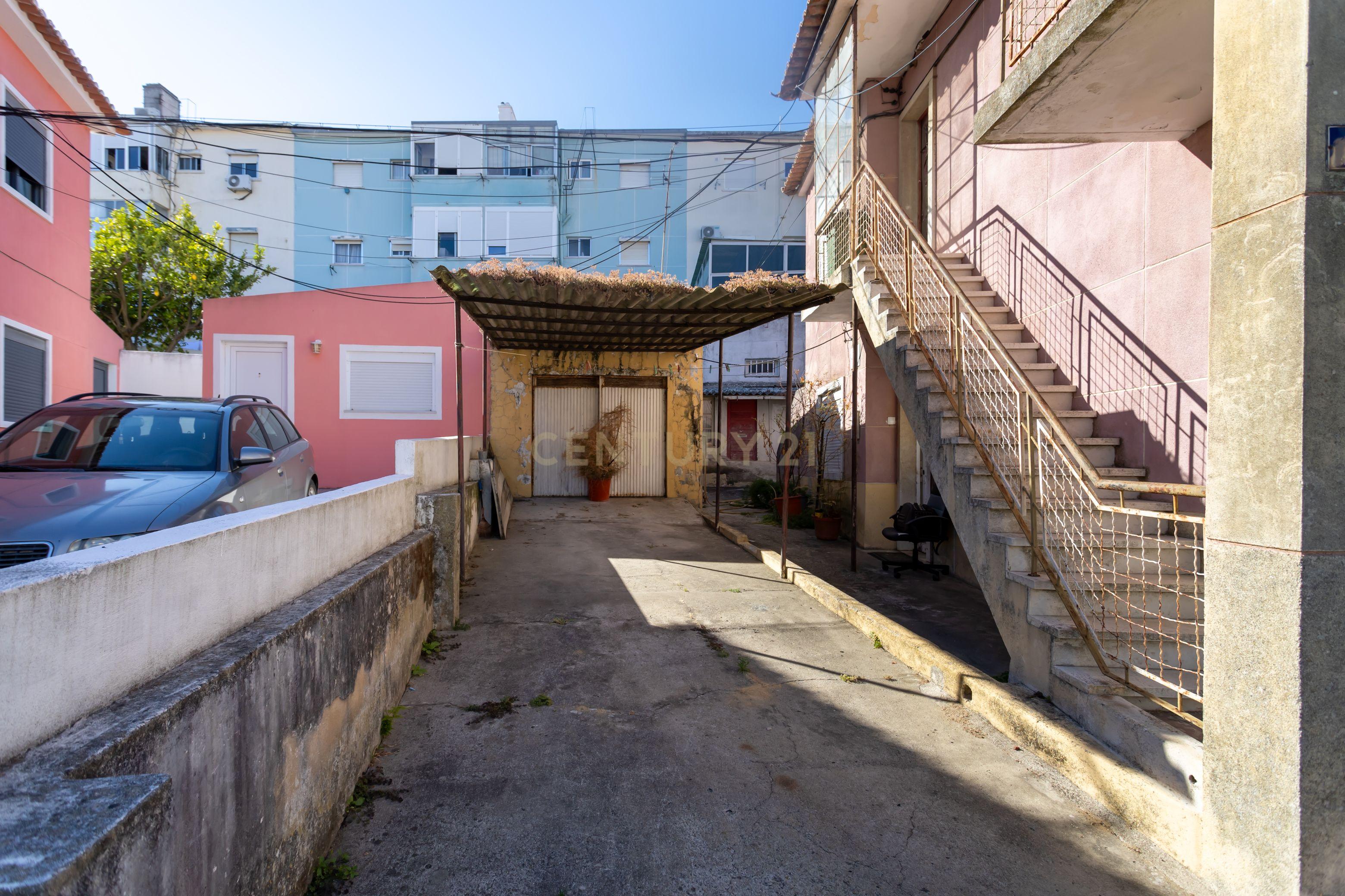 Moradia com anexo, no centro de Almada! - Image 16