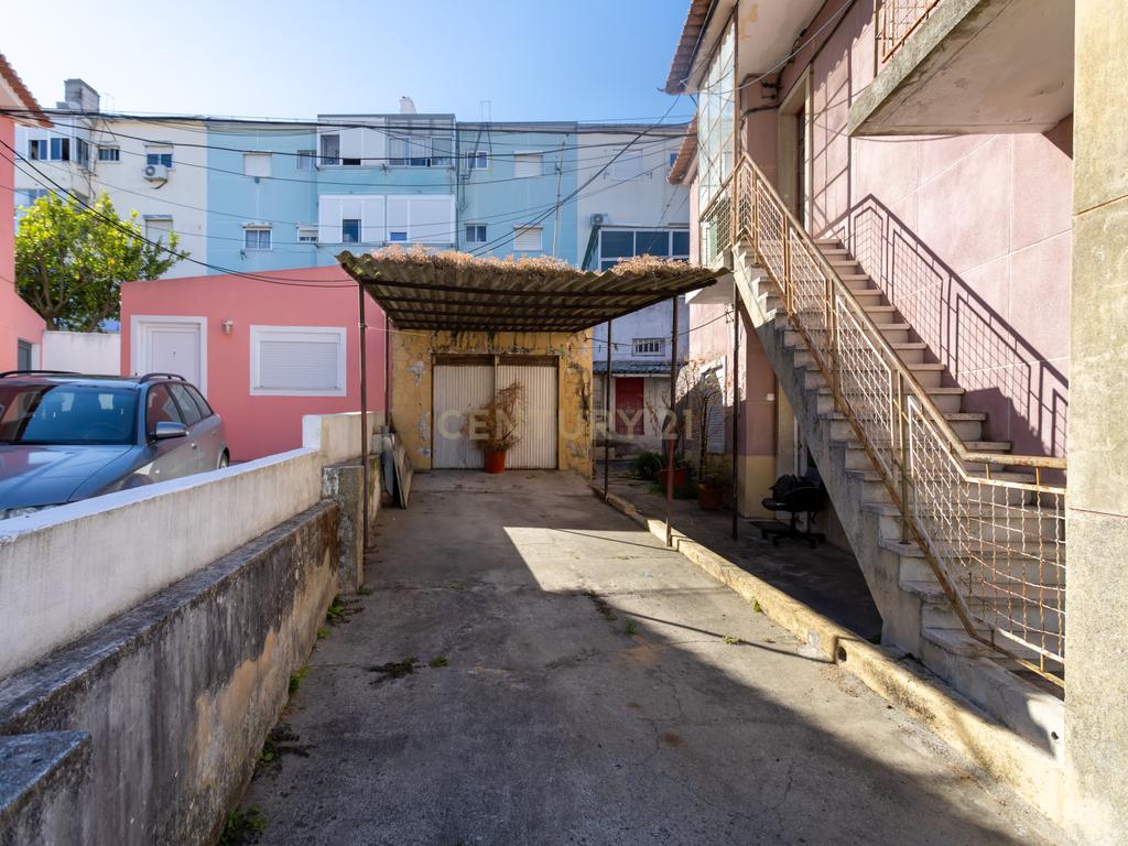 Moradia com anexo, no centro de Almada! - Image 16
