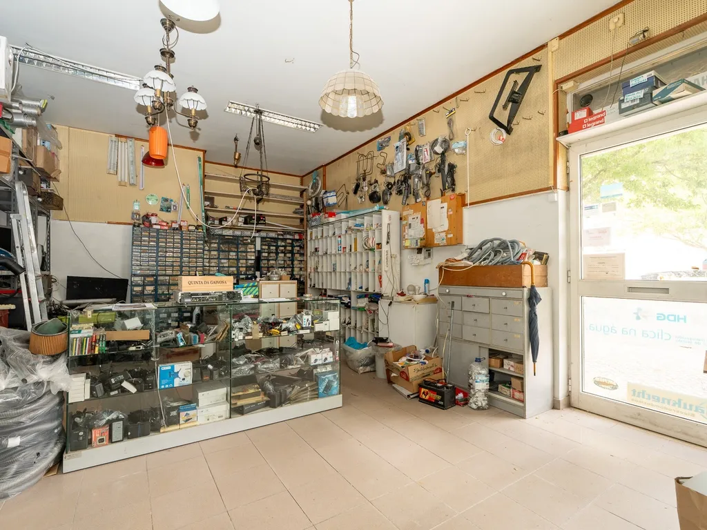 Loja comercial de esquina no Lumiar – junto ao Colégio Planalto - Image 5