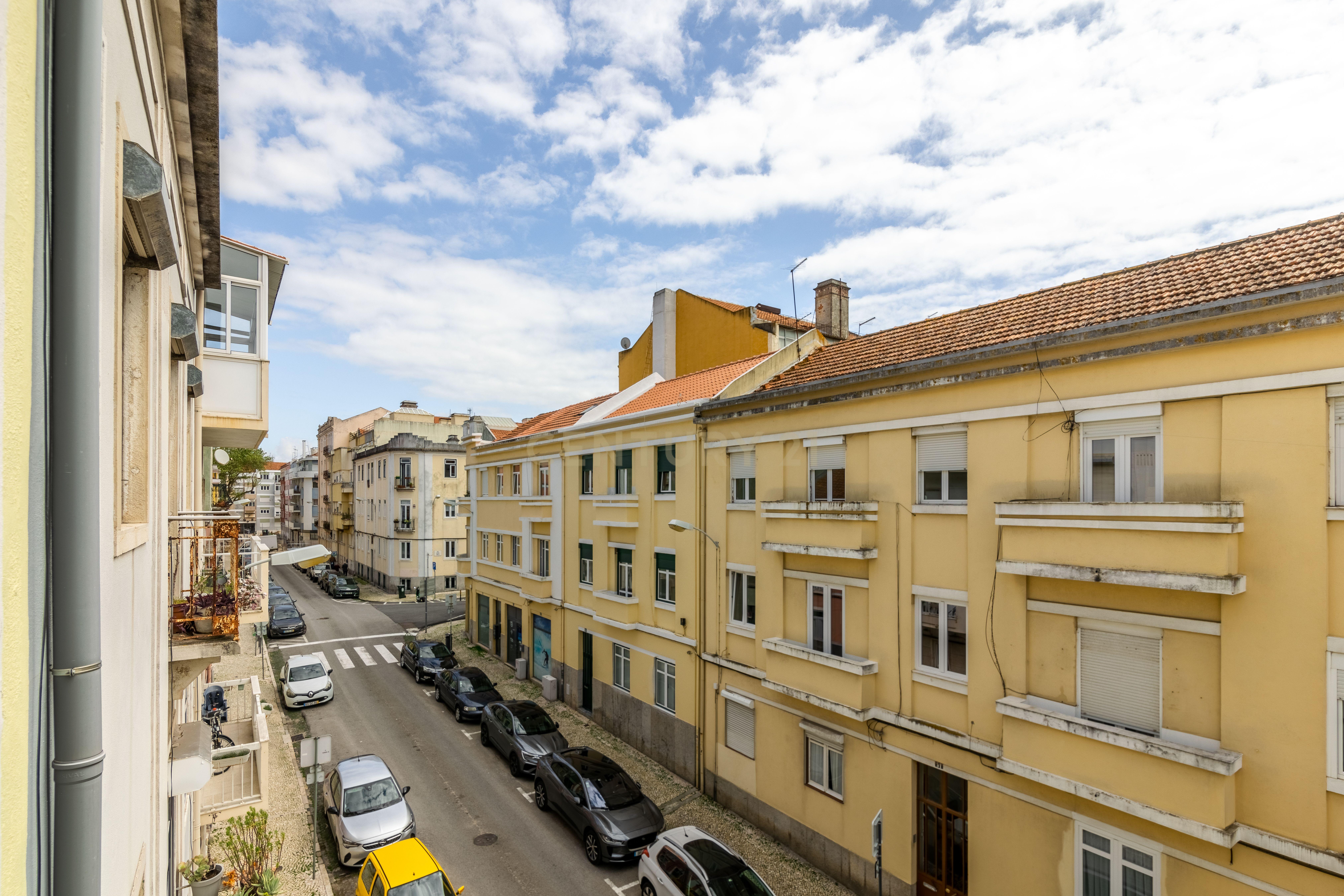T1 Totalmente Remodelado em Campo de Ourique – Vista Deslumbrante e Charme Contemporâneo - Image 17