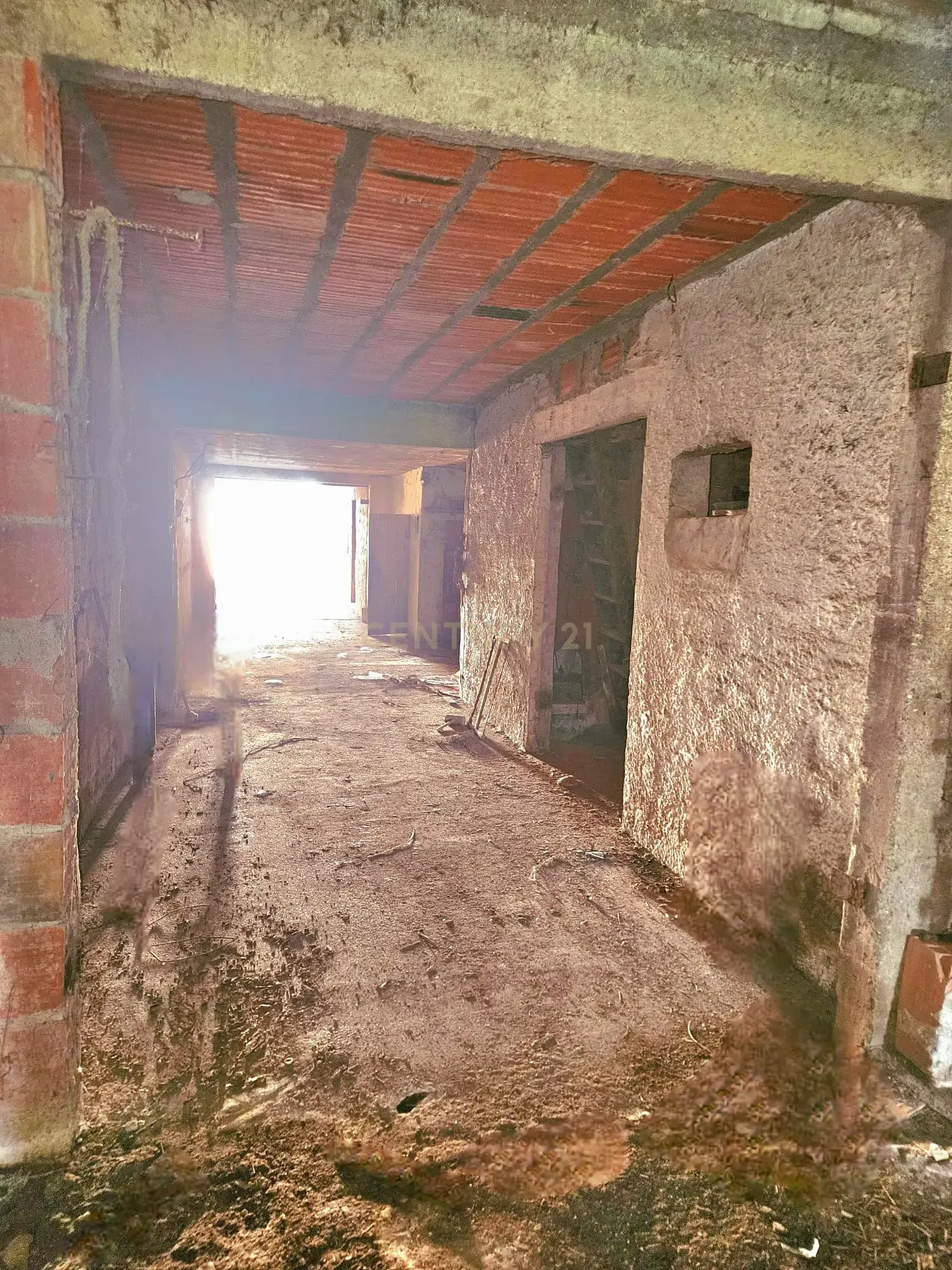Fotografia 6 de Moradia T2 Térrea para Reconstrução + Terreno de 712 m² em Bustos | Ideal para investidores.