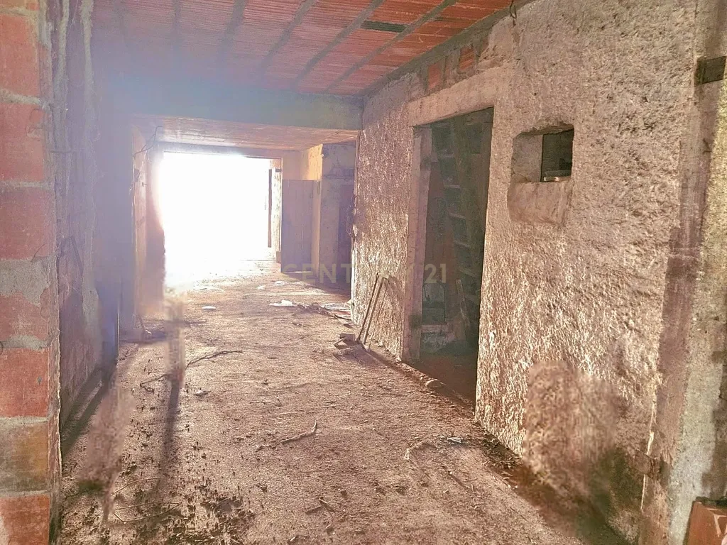 Moradia T2 Térrea para Reconstrução + Terreno de 712 m² em Bustos | Ideal para investidores. - Image 6
