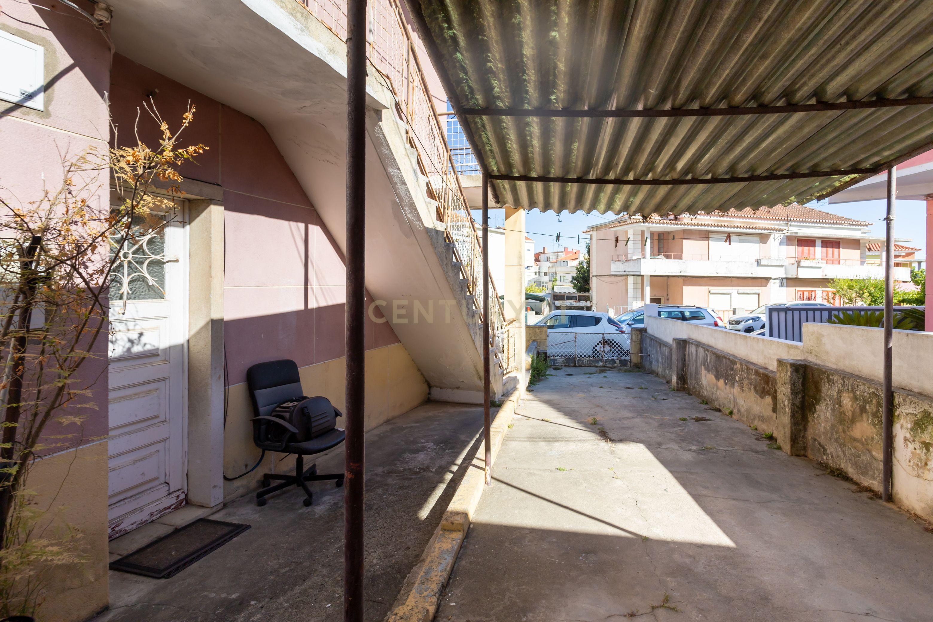 Moradia com anexo, no centro de Almada! - Image 18