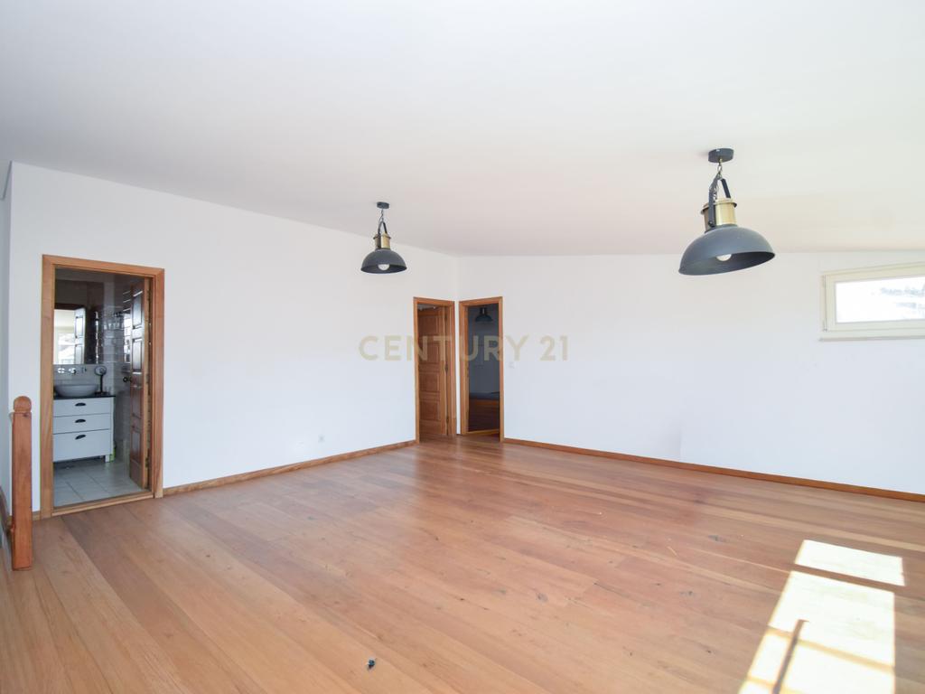 Apartamento T5 Duplex para Arrendamento em Alcântara (2.300€) - Image 4