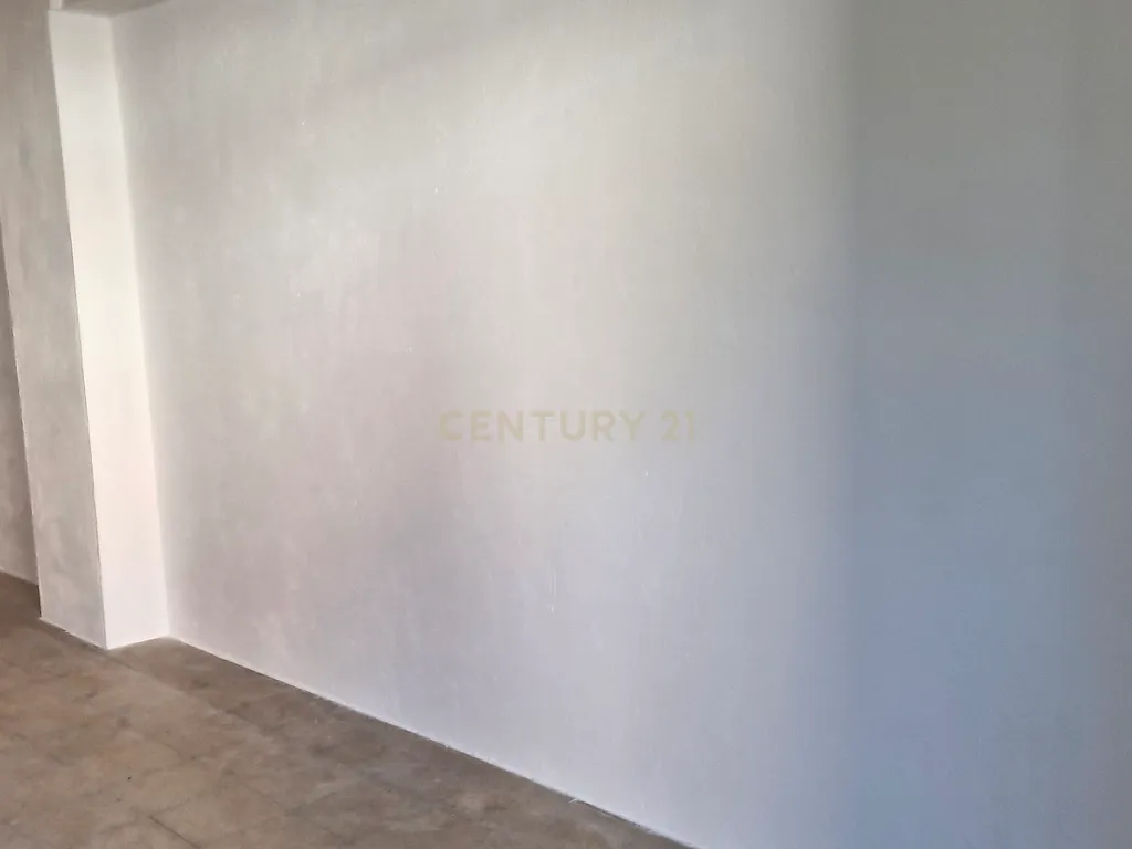 Garagem ampla com acesso direto à rua em Mem Martins, Sintra - Image 4