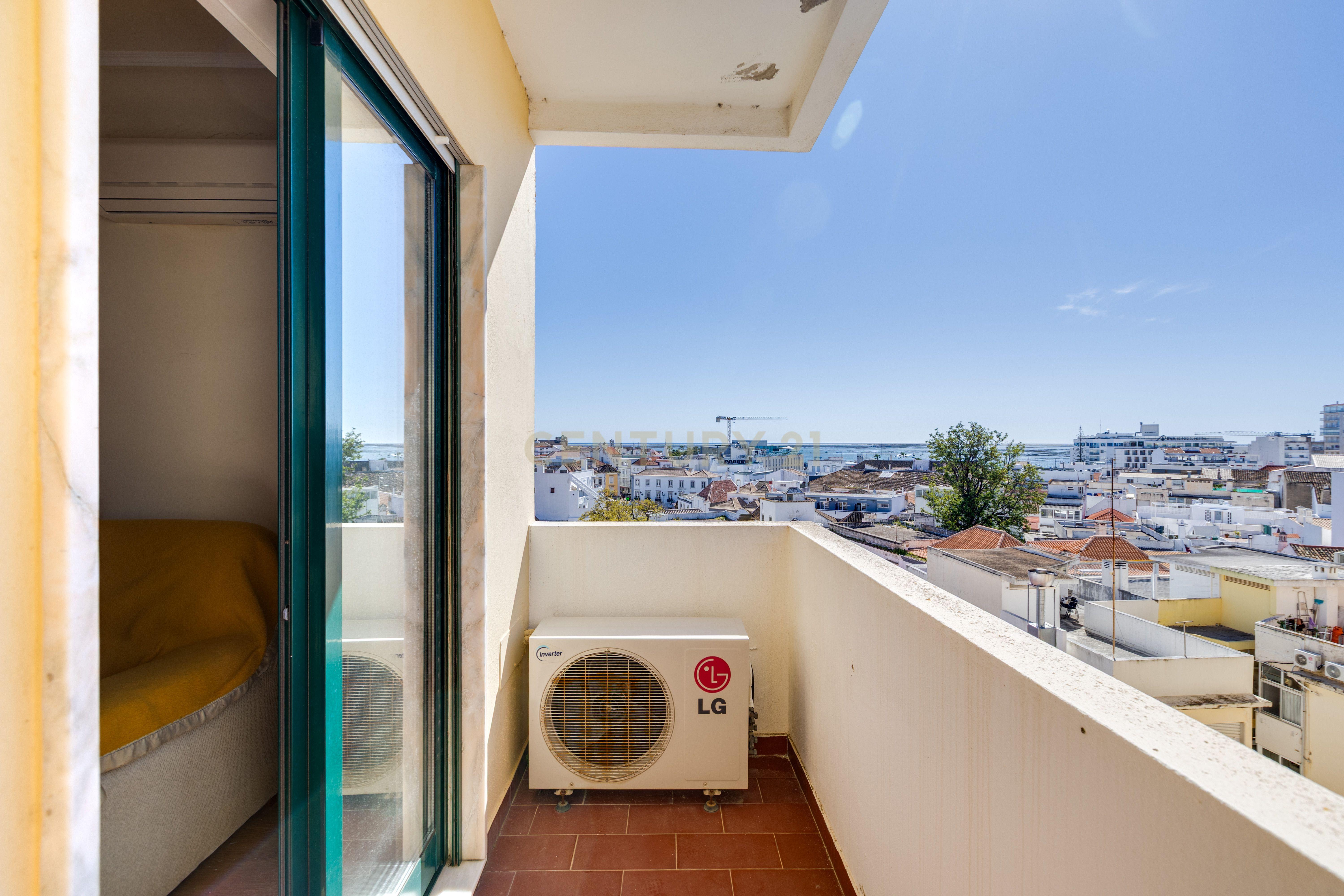 Fotografia 11 de Dúplex T4 com 2 terraços, varandas e garagem – Baixa de Faro