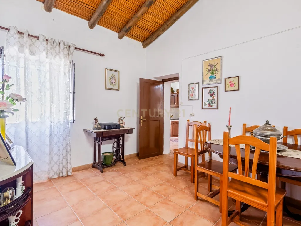 Encantadora Moradia com 7 Divisões em Parragil Loulé com Vista Campestre - Image 11