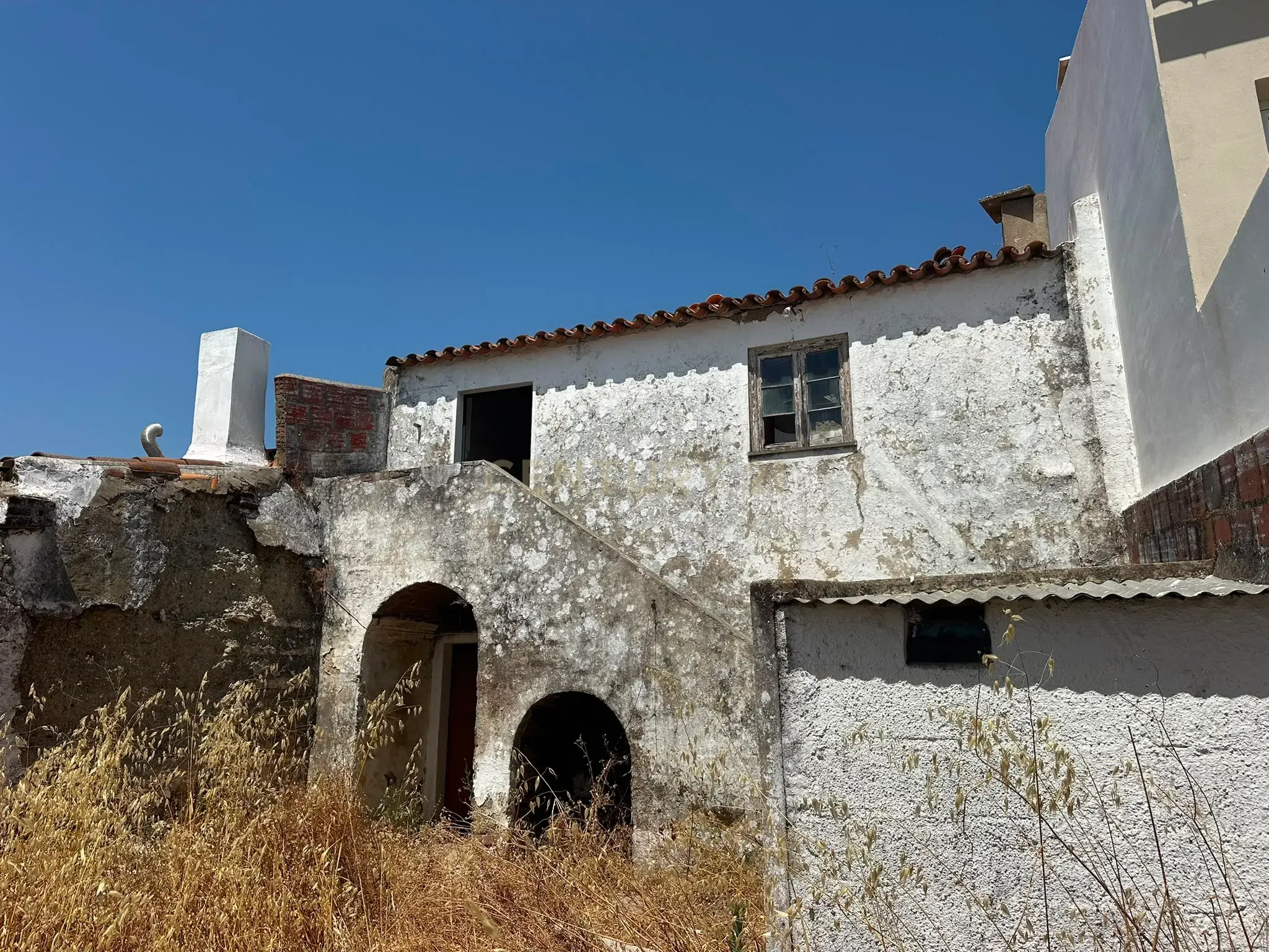 Fotografia 5 de OPORTUNIDADE DE INVESTIMENTO EM MOMBEJA - T3 COM AMPLAS ÁREAS , QUINTAL E GARAGEM