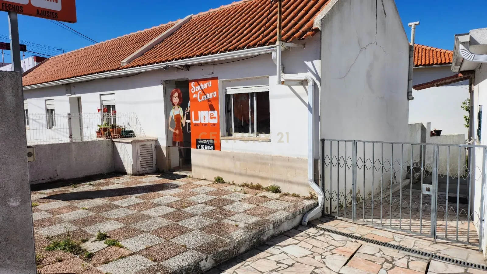 Moradias Térreas em banda no centro da Charneca Caparica - Image 9