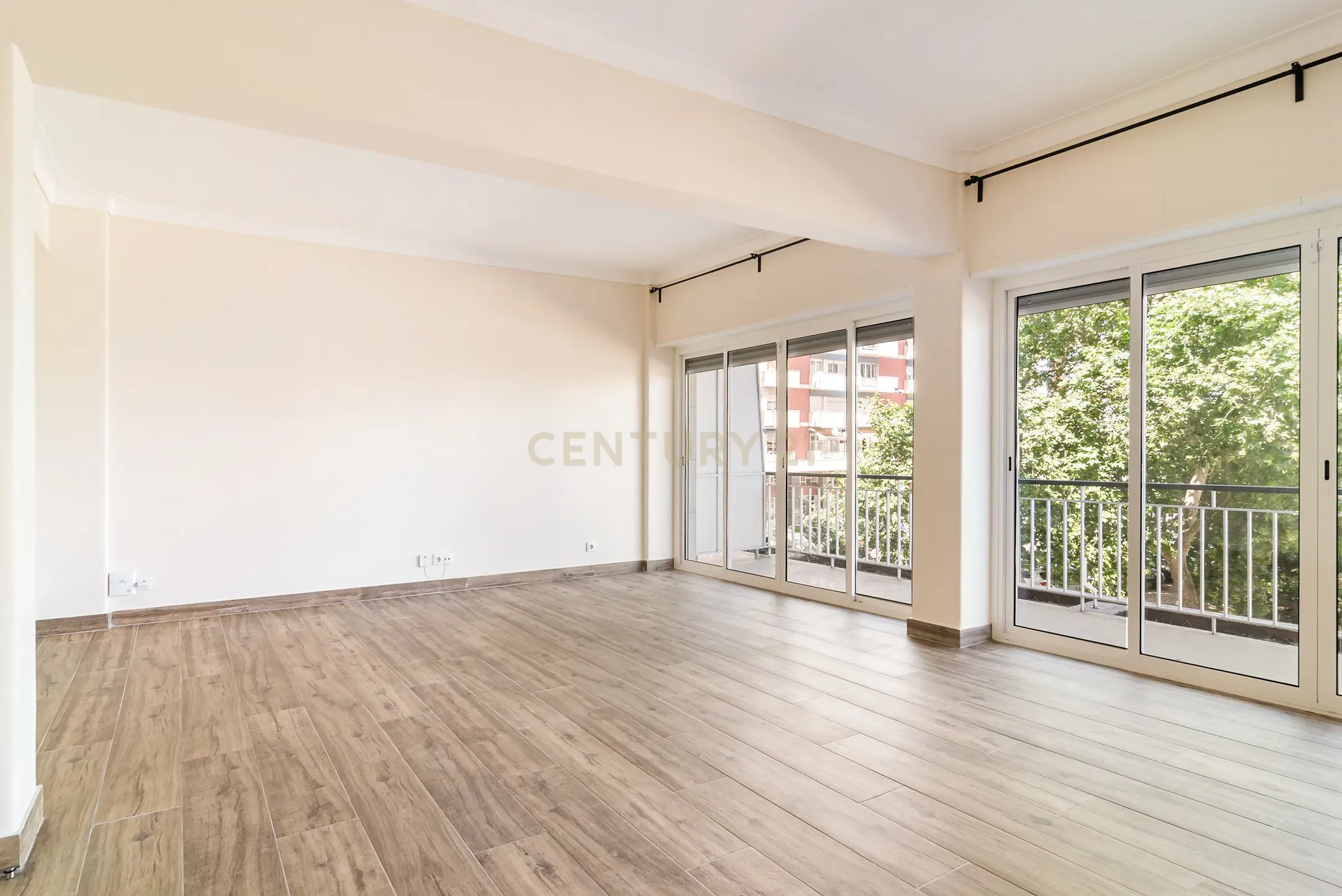 T2 com 130 m² para Arrendamento | Varanda com Vista para Jardim | Elevador - Image 1