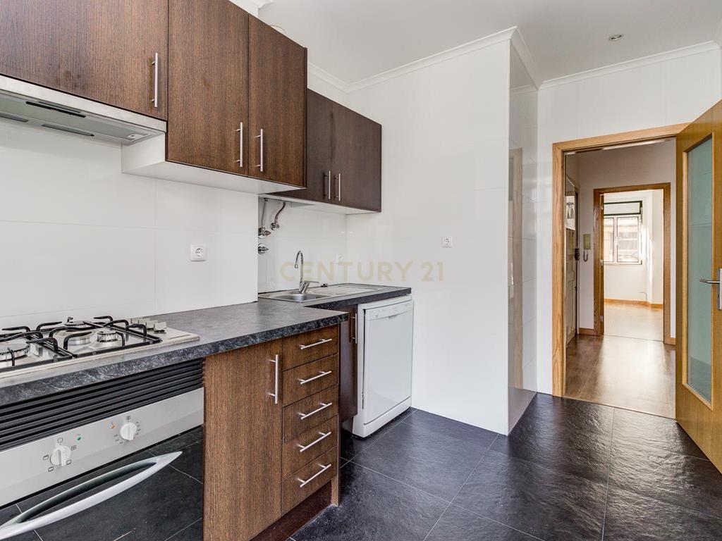  Apartamento T2 à venda na Rua Barão de Sabrosa – Penha de França, Lisboa - Image 14