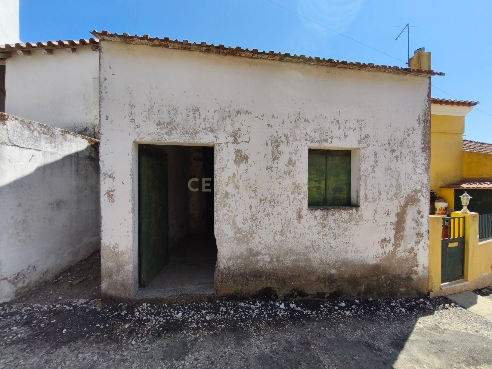 Arrecadação com Potencial de Transformação em Alojamento Local, Vila Chã - Alenquer