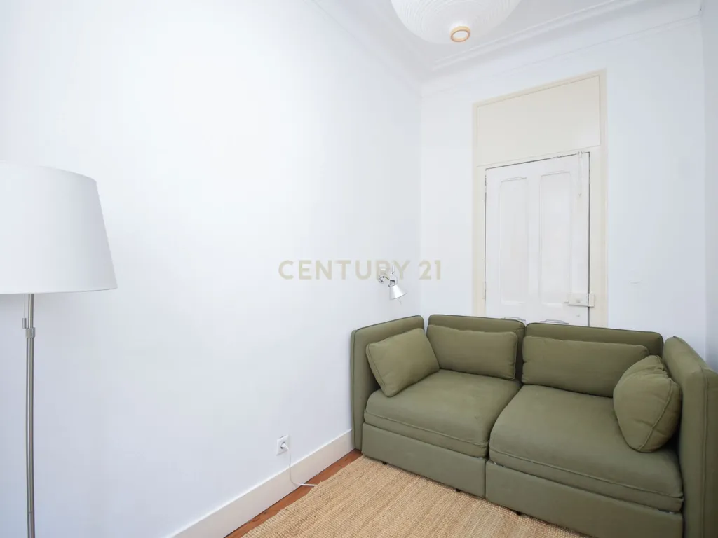 Apartamento T2+1 Renovado no Coração de Campo de Ourique - Image 12