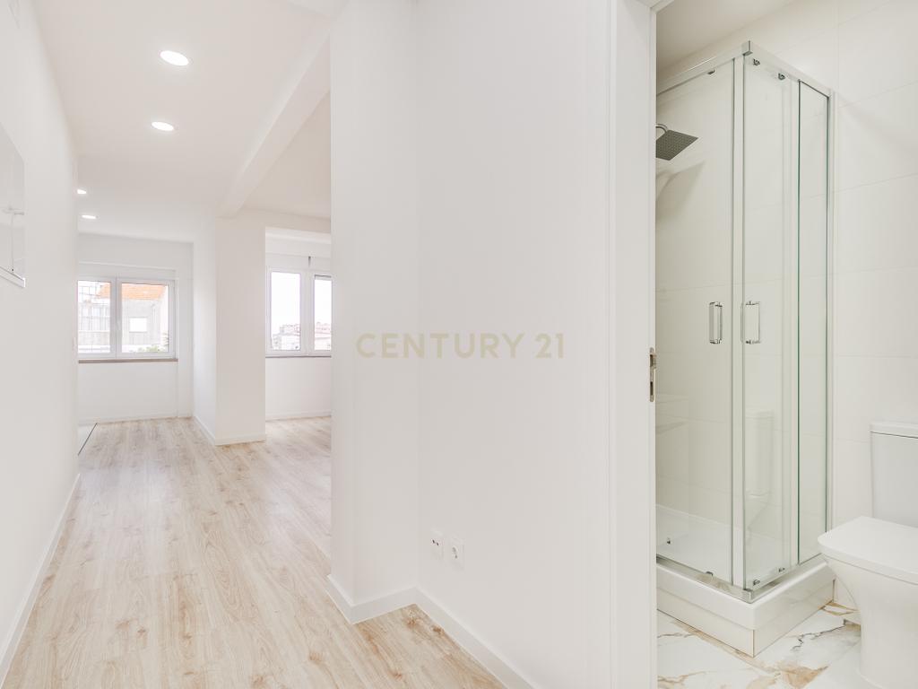 Apartamento T2 Remodelado na Prestigiada Avenida Jaime Cortesão em Setúbal – Próximo da Zona Ribeirinha - Image 2