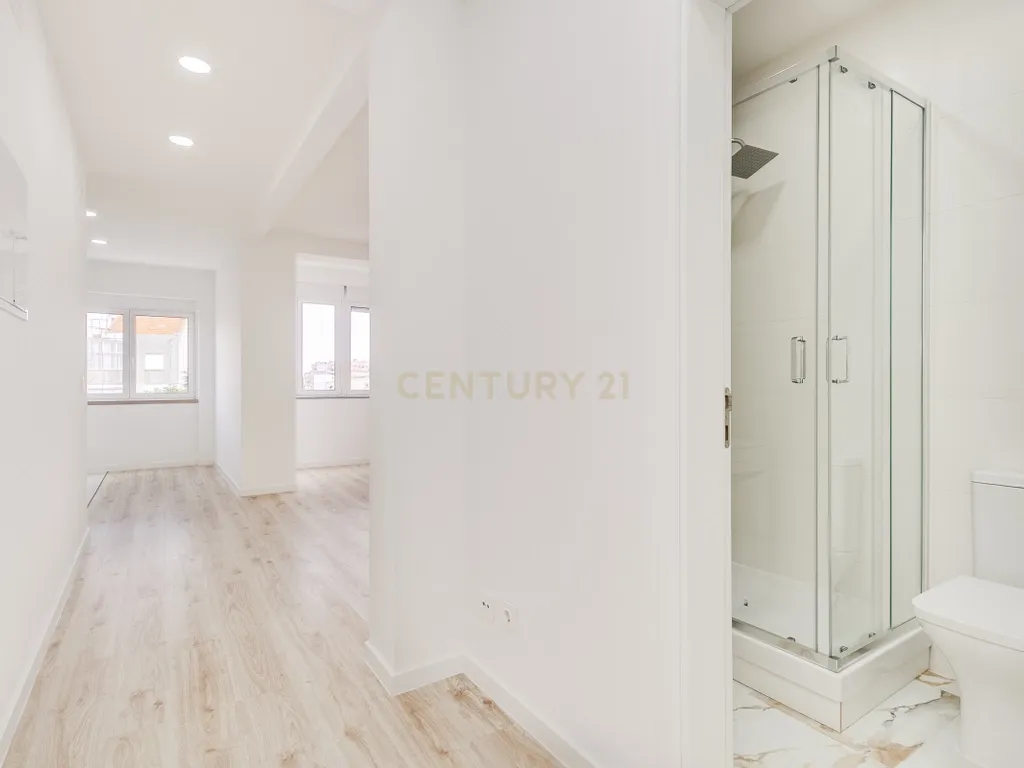 Apartamento T2 Remodelado na Prestigiada Avenida Jaime Cortesão em Setúbal – Próximo da Zona Ribeirinha - Image 2