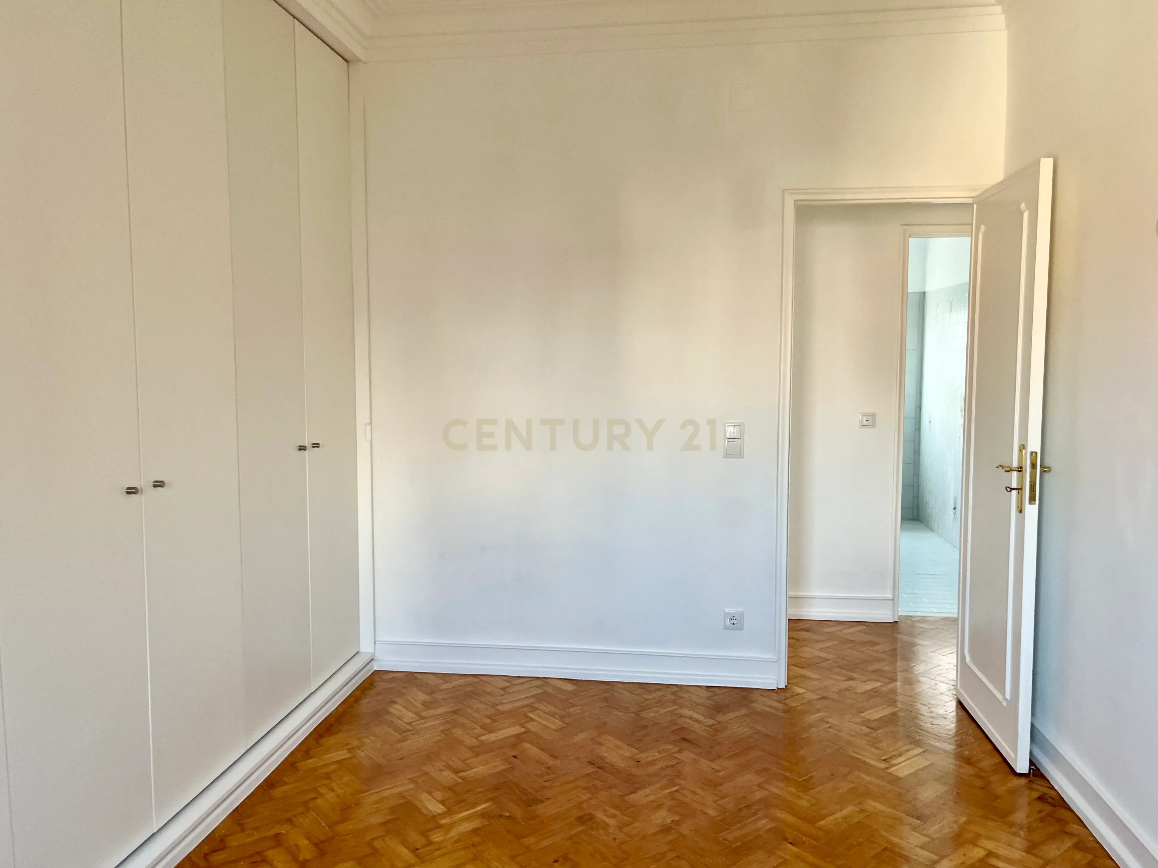 🏡 Arrenda-se Apartamento T4 em Alvalade – Remodelado | Com Garagem + 1 Estacionamento 🚗 - Image 9