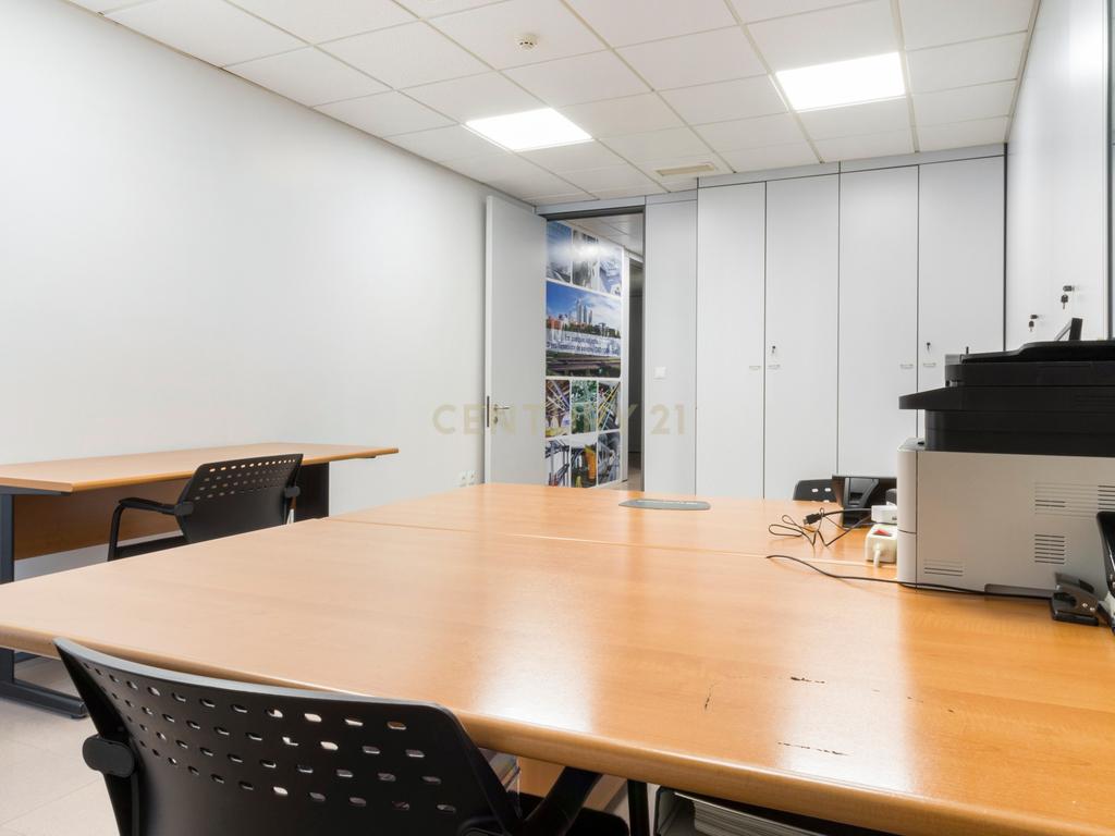 Escritório moderno com 5 Salas e 2 lugares de Parqueamento, junto ao Metro. Para Arrendar! - Image 12