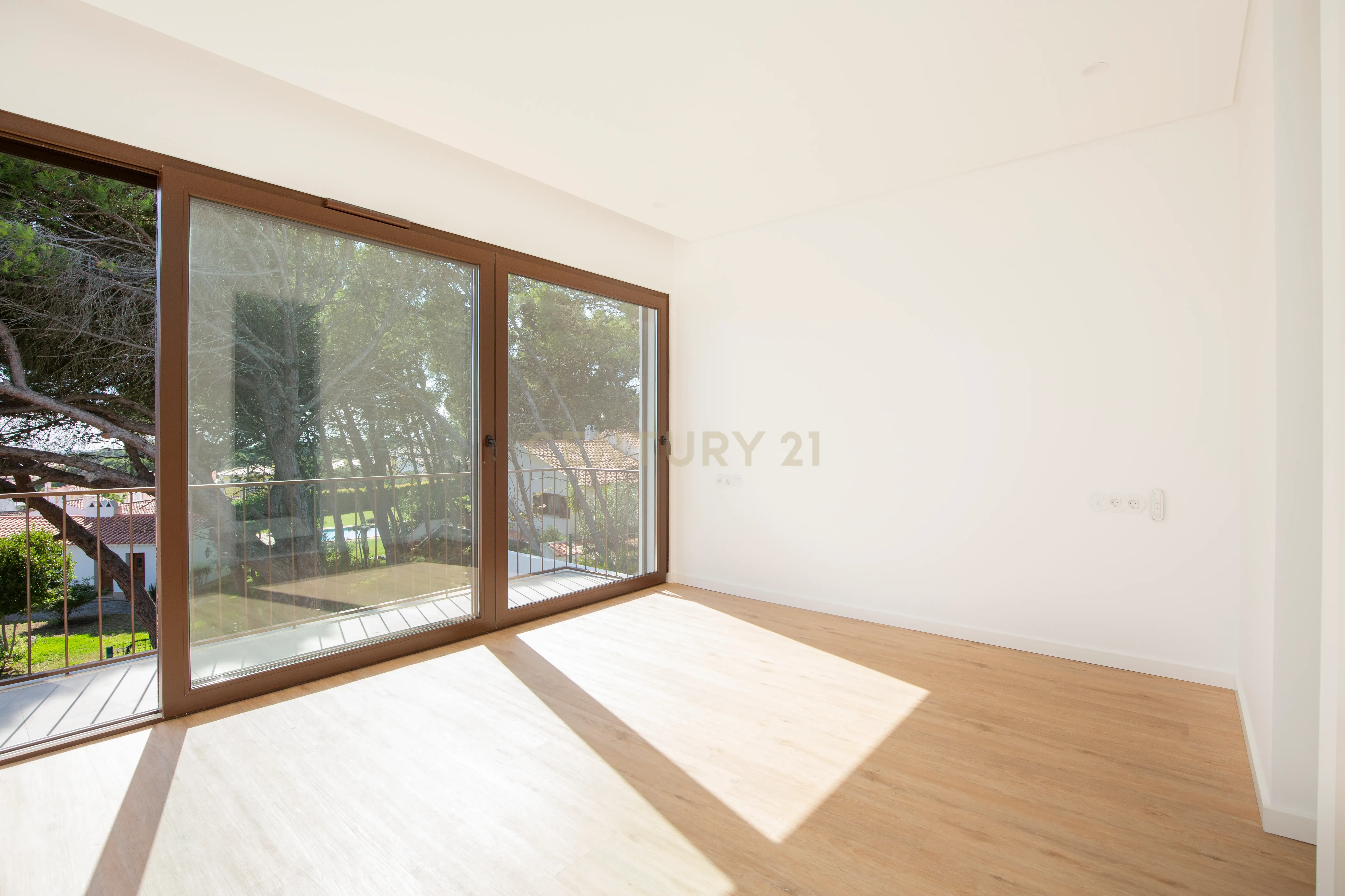 Moradia T3+1 em Murches | Lote 340m² | Piscina | Jardim | Garagem - Image 9
