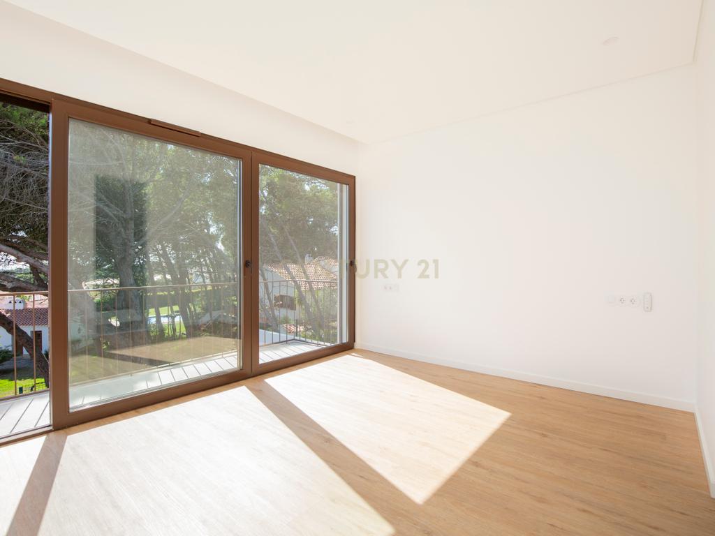 Moradia T3+1 em Murches | Lote 340m² | Piscina | Jardim | Garagem - Image 9